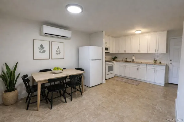 $3,000 | 110 Jericho Turnpike, Unit 3, Mineola, NY 11501