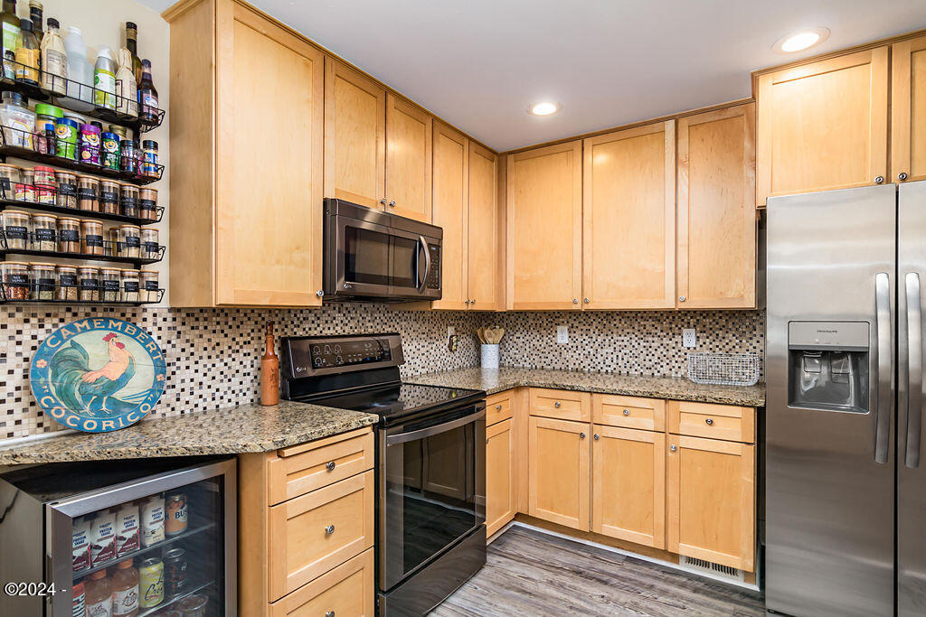 230 Southwest 61 Street Newport, OR 97366 - Photo 13 of 43 230SW61stSt-web-13