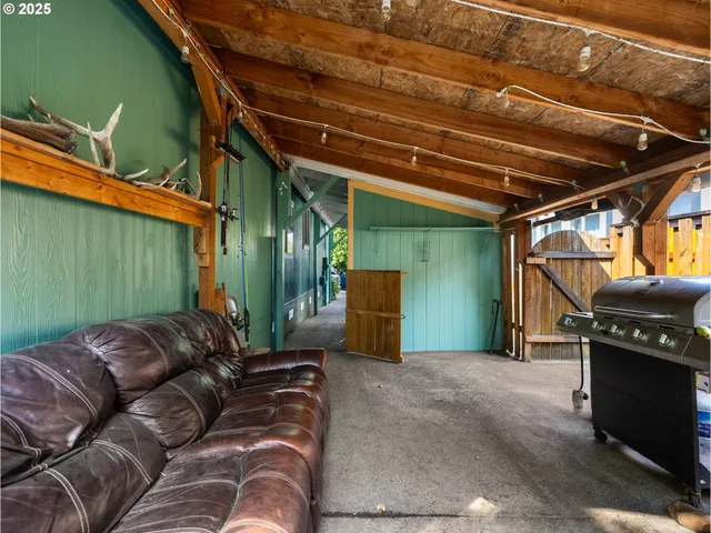 a view of a backyard