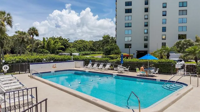 $375,000 | 220 Belleview Boulevard, Unit 410, Belleair, FL 33756