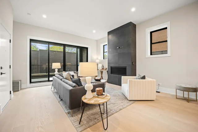 $899,000 | 4353 North Richmond Street, Unit 1N, Chicago, IL 60618