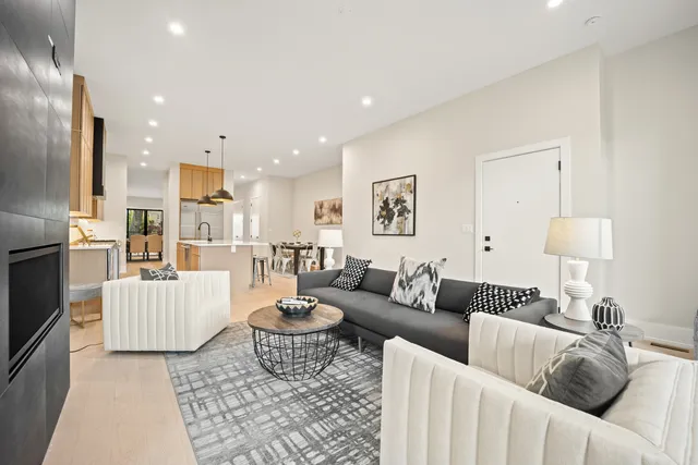 $899,000 | 4353 North Richmond Street, Unit 1N, Chicago, IL 60618