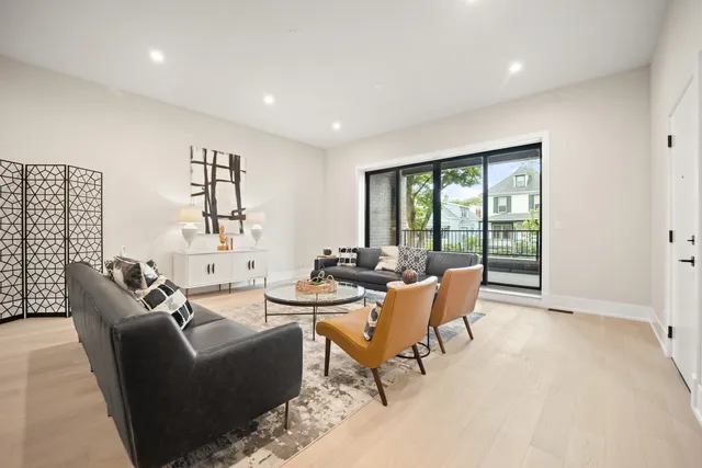 $899,000 | 4353 North Richmond Street, Unit 1N, Chicago, IL 60618