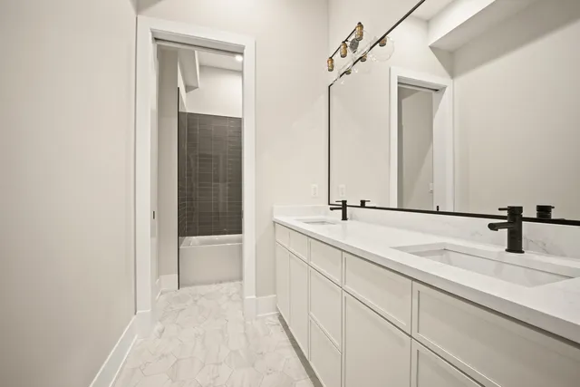 $899,000 | 4353 North Richmond Street, Unit 1N, Chicago, IL 60618