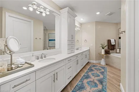 a en suite bathroom with double sink and a large mirror