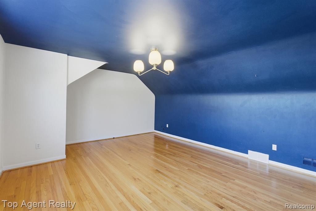 32306 Baintree Road Farmington Hills, MI 48334 - Photo 13 of 42