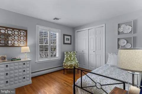 a view of a yard with a house