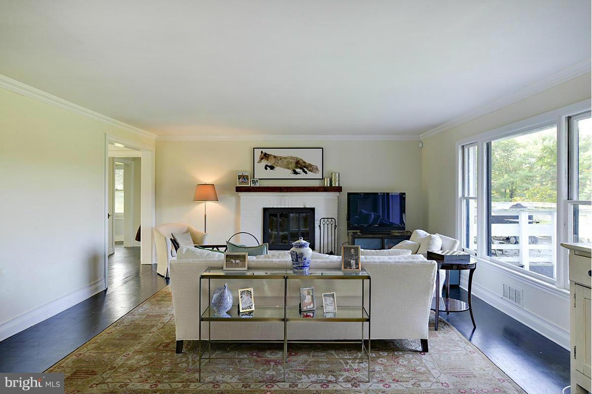 22187 Sam Fred Road Middleburg, VA 20117 - Photo 6 of 25 Living Room