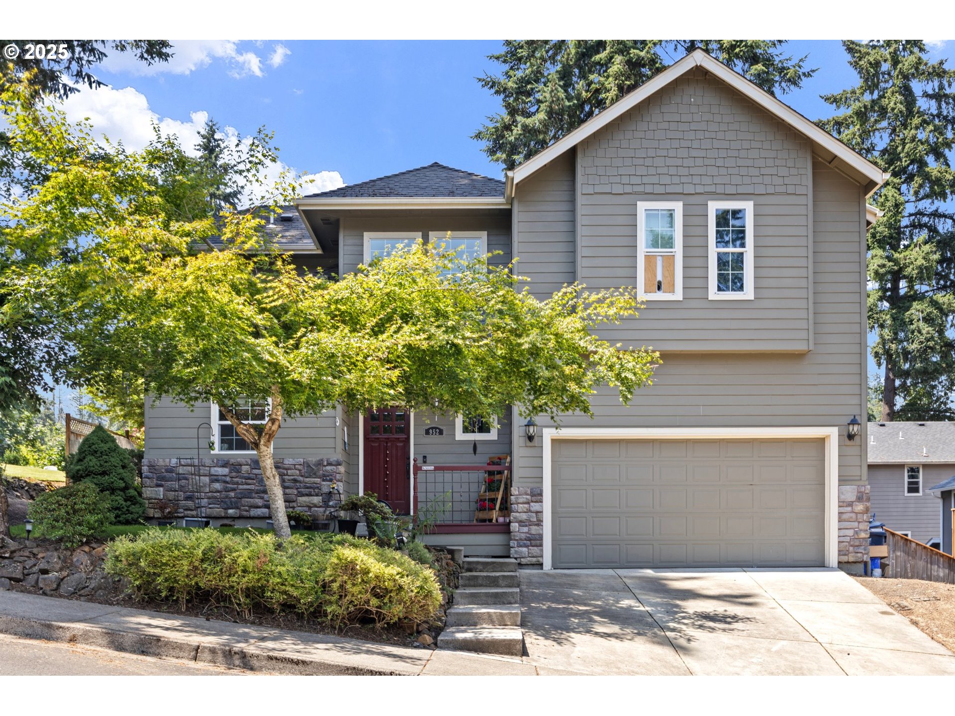 952 South 69th Street Springfield, OR 97478 - Photo 1 of 25 a front view of a house with a yard and garage