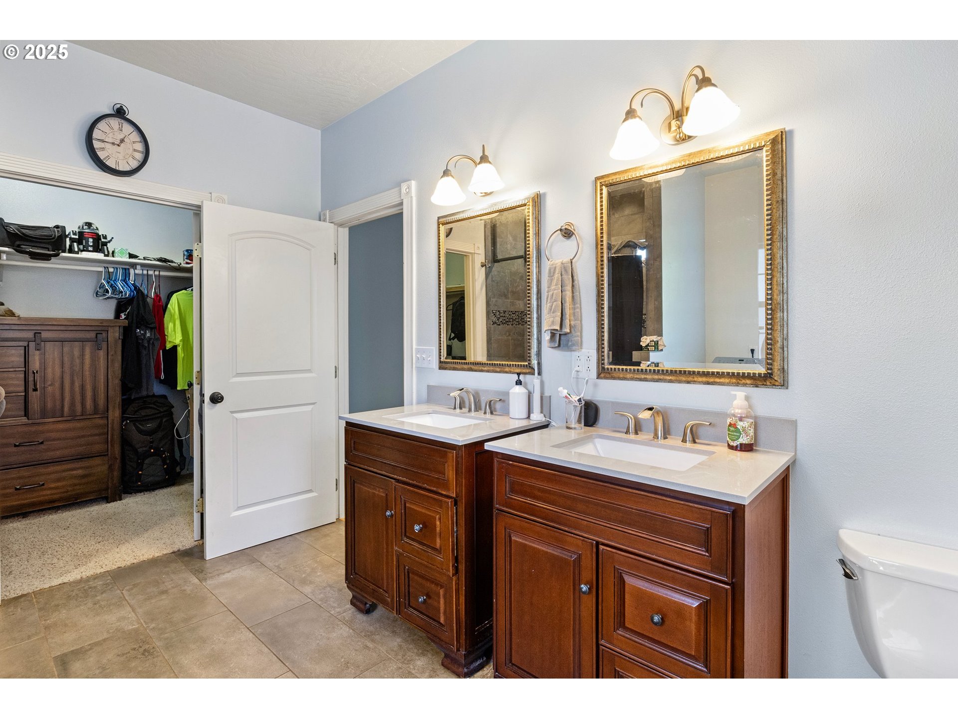 952 South 69th Street Springfield, OR 97478 - Photo 12 of 25 a bathroom with a sink and a mirror