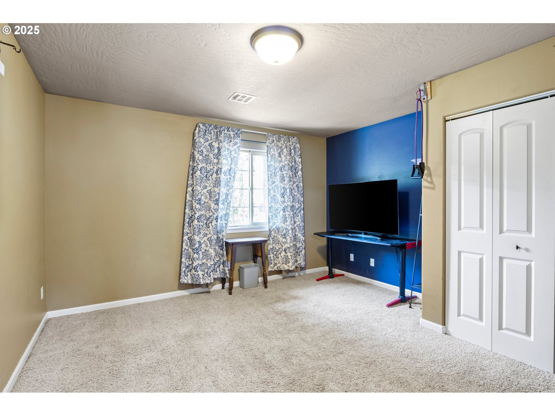 952 South 69th Street Springfield, OR 97478 - Photo 18 of 25 a living room with furniture and a flat screen tv
