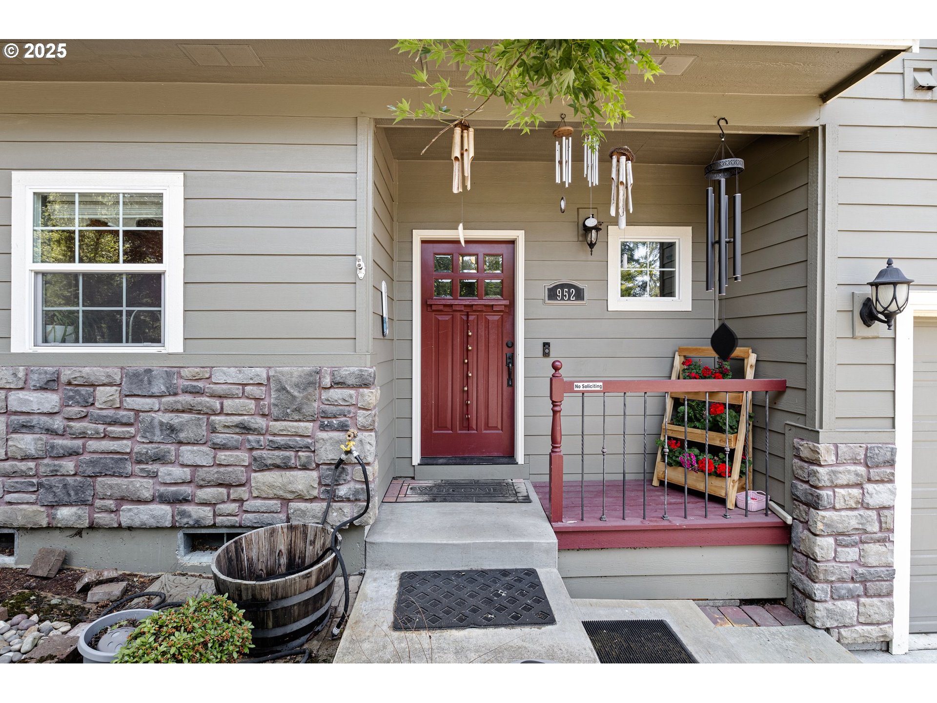 952 South 69th Street Springfield, OR 97478 - Photo 2 of 25 a front view of a house with entryway