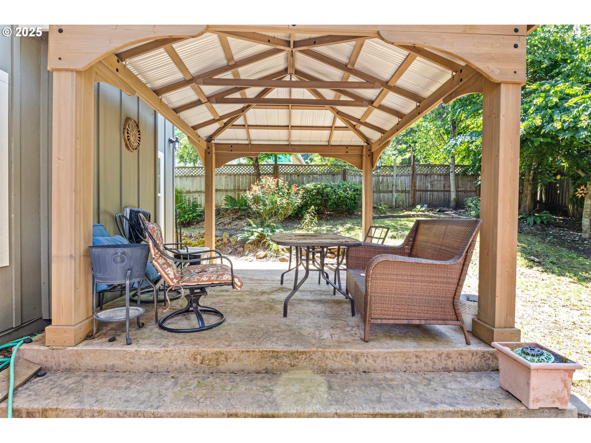 952 South 69th Street Springfield, OR 97478 - Photo 24 of 25 a building outdoor space with patio furniture and potted plants