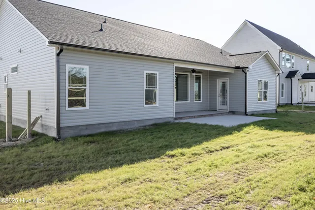 $322,500 | 103 Sunny Acres Lane, Clinton, NC 28328