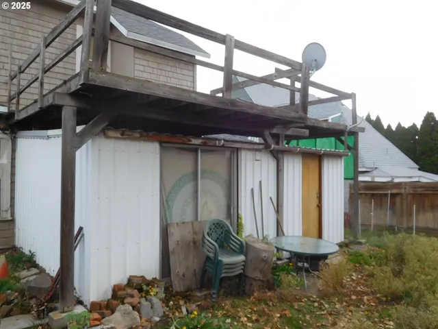 a front view of house with yard