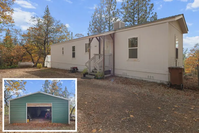 a view of backyard of house