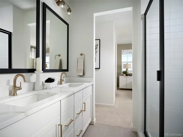 a en suite bathroom with 2 sink and a mirror
