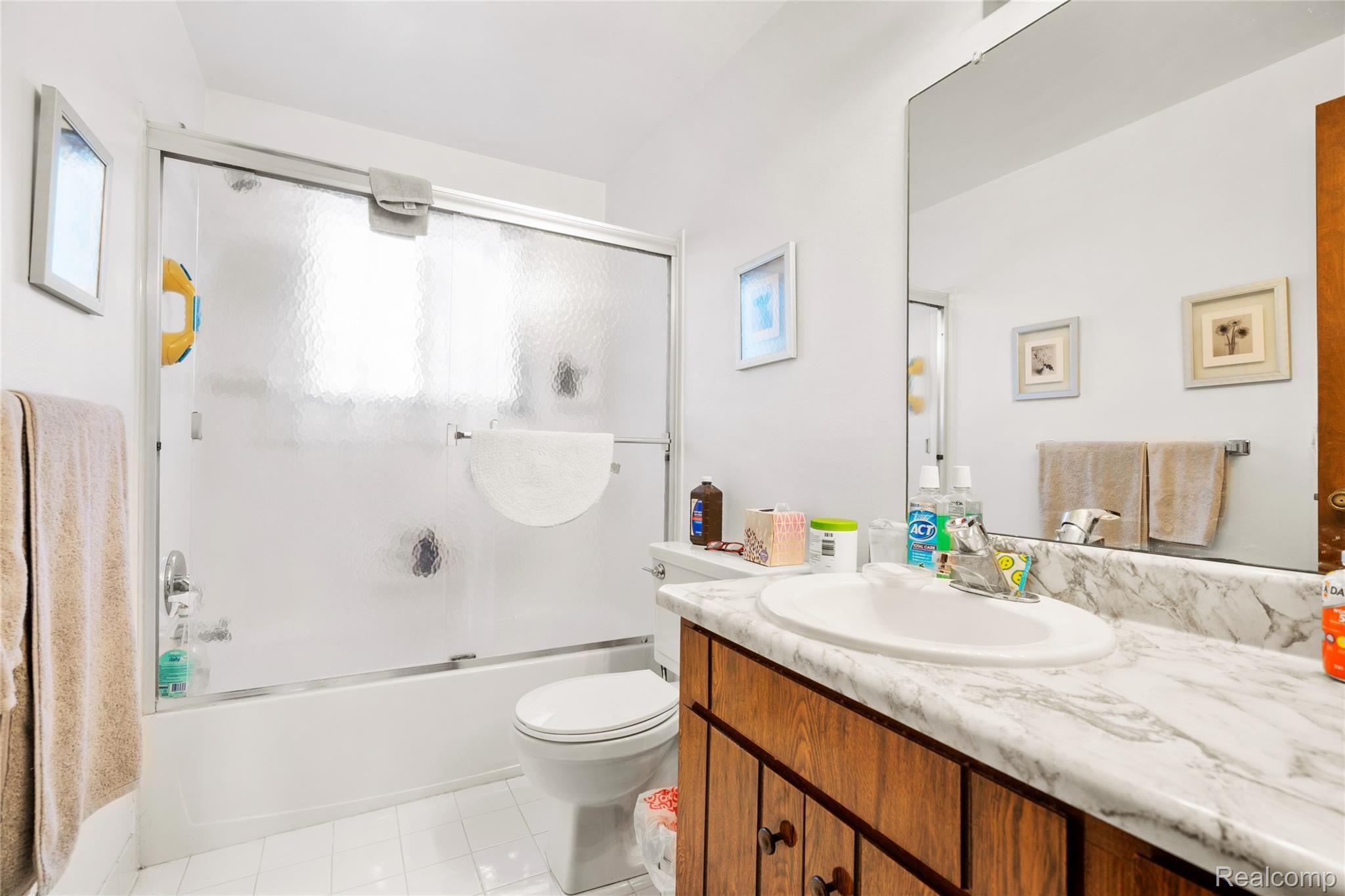 3146 Summers Road, Unit 17 Keego Harbor, MI 48320 - Photo 15 of 22 Full Bathroom