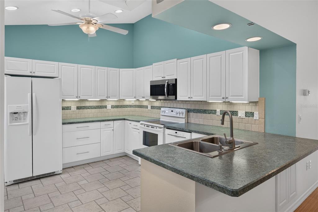 5626 Monte Rosso Road Sarasota, FL 34243 - Photo 9 of 69