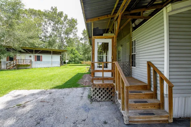 a view of a house with backyard and porch