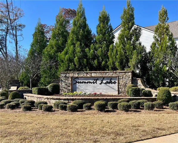 a view of a lake with houses in outdoor space