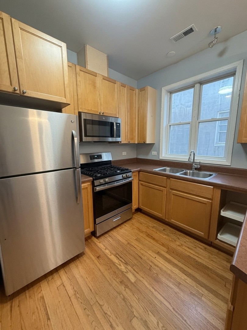 1133 West Taylor Street, Unit 3 Chicago, IL 60607 - Photo 5 of 13