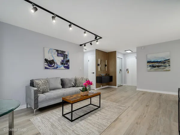 $344,900 | 3550 North Lake Shore Drive, Unit 806, Chicago, IL 60657