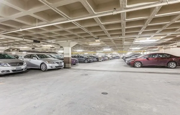 $344,900 | 3550 North Lake Shore Drive, Unit 806, Chicago, IL 60657