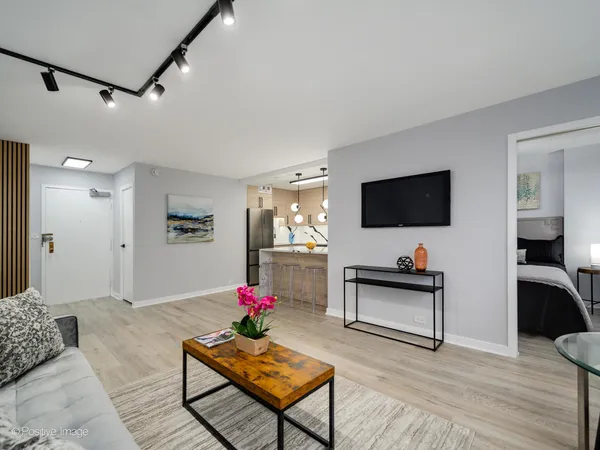 $344,900 | 3550 North Lake Shore Drive, Unit 806, Chicago, IL 60657