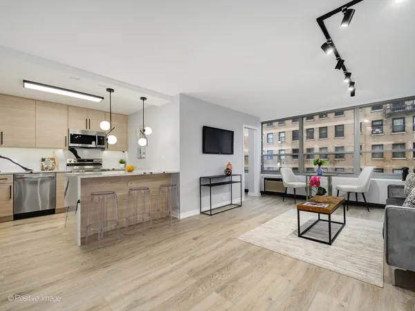 $344,900 | 3550 North Lake Shore Drive, Unit 806, Chicago, IL 60657