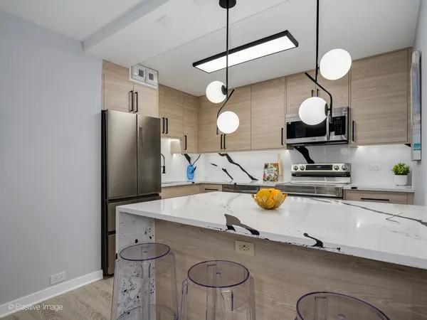 $344,900 | 3550 North Lake Shore Drive, Unit 806, Chicago, IL 60657