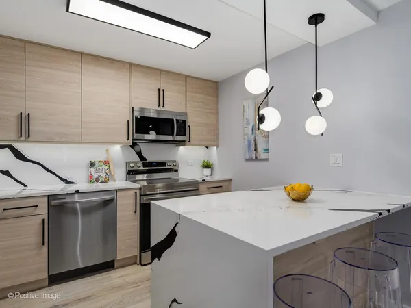 $344,900 | 3550 North Lake Shore Drive, Unit 806, Chicago, IL 60657