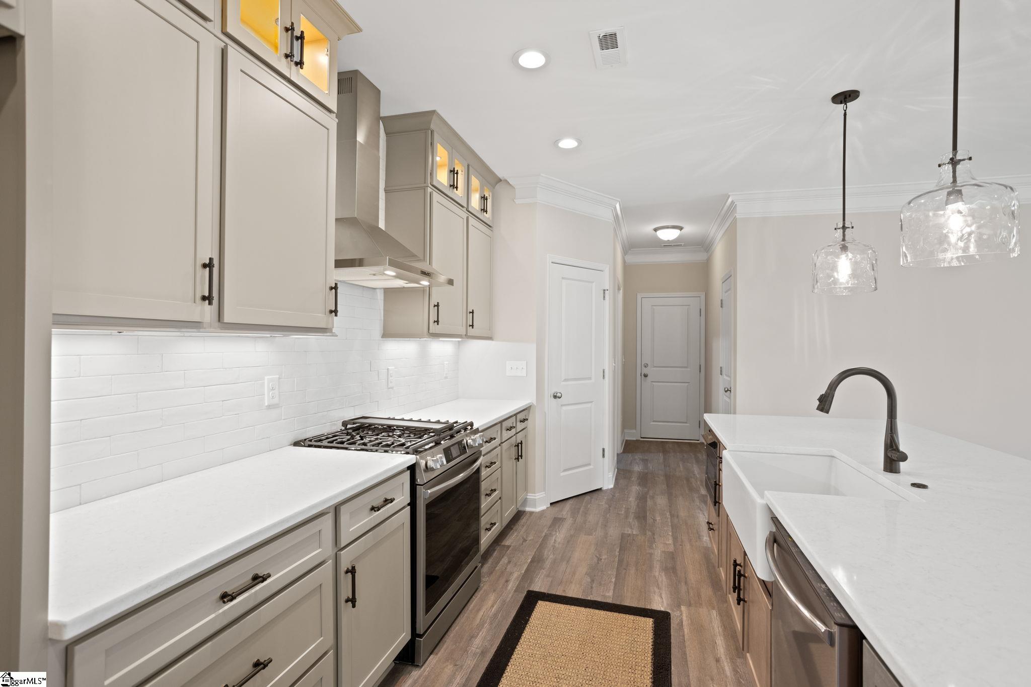 300 Ridgebury Place Greenville, SC 29607 - Photo 3 of 37 Gallery Image 3