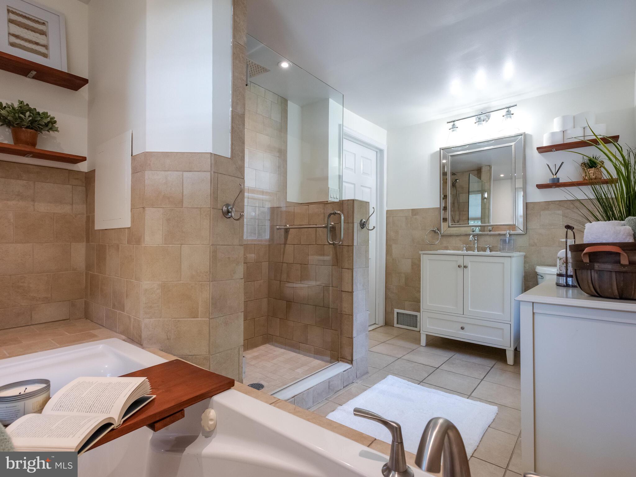 8440 Pembrook Road Philadelphia, PA 19128 - Photo 23 of 34 Hall Bath