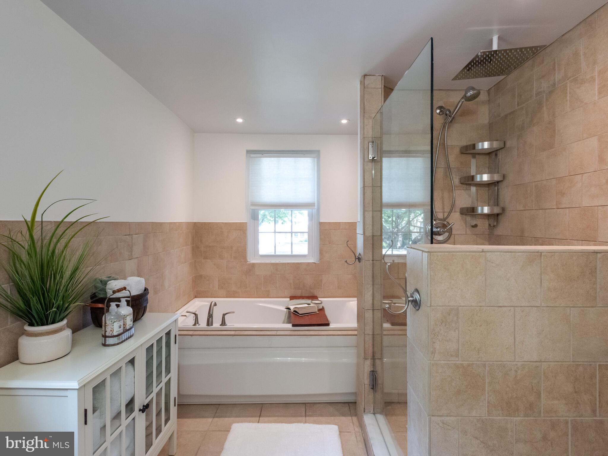 8440 Pembrook Road Philadelphia, PA 19128 - Photo 25 of 34 Hall Bath