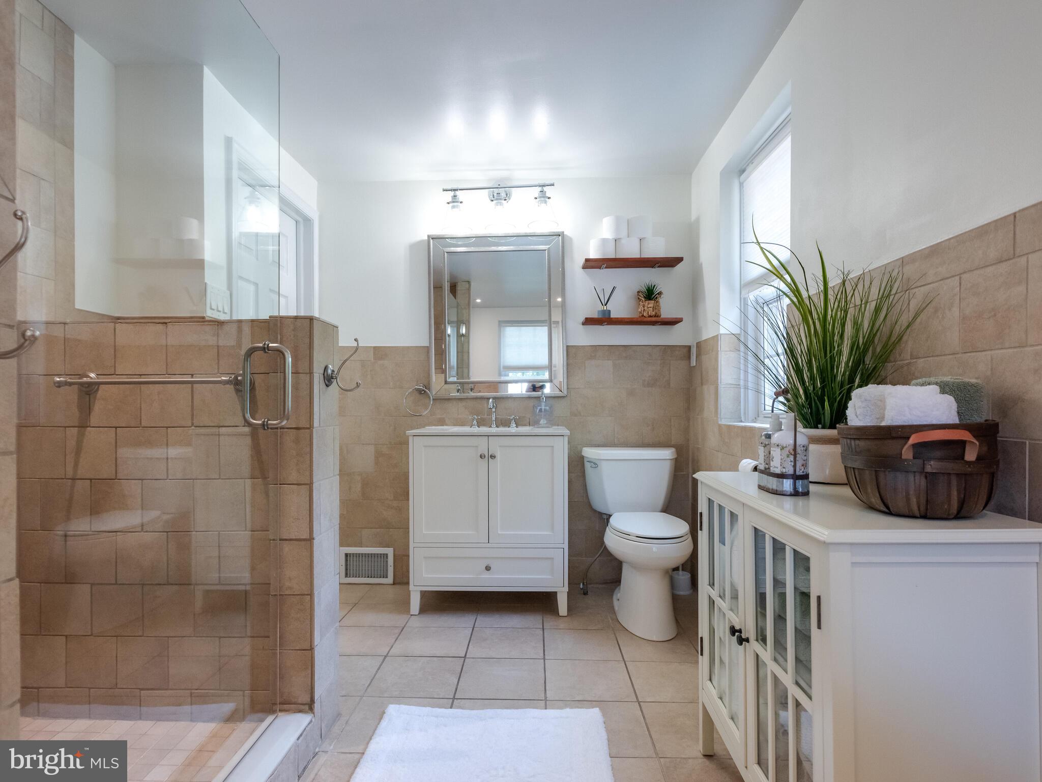 8440 Pembrook Road Philadelphia, PA 19128 - Photo 26 of 34 Hall Bath