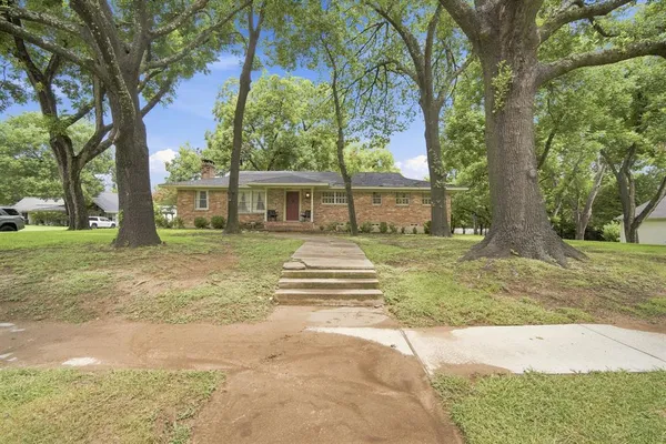 $2,300 | 1122 West Main Street, Waxahachie, TX 75165