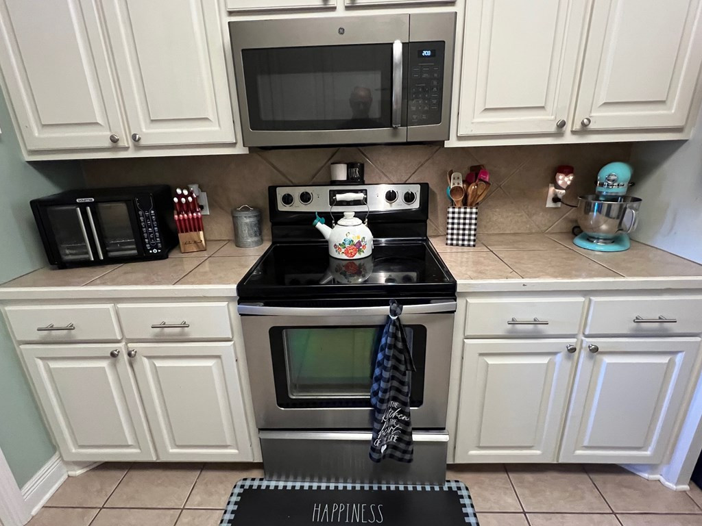 1005 Deer Ridge Road McComb, MS 39648 - Photo 13 of 36 Range & microwave