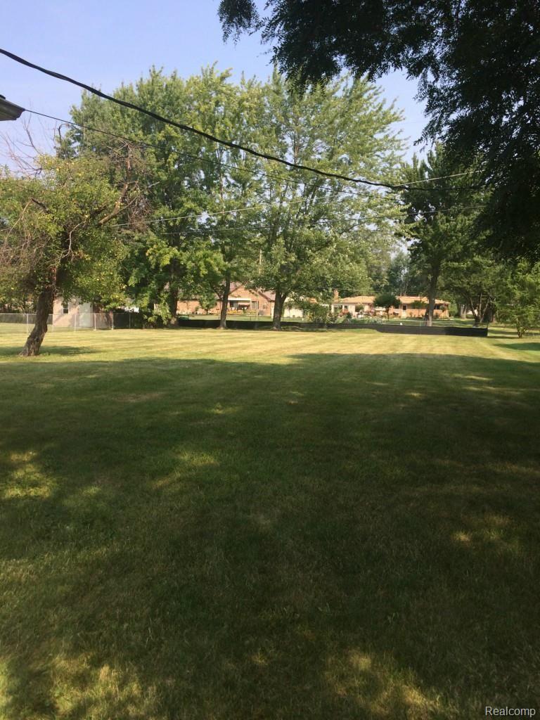 3561 Leason Road Sterling Heights, MI 48310 - Photo 3 of 19 027.jpg