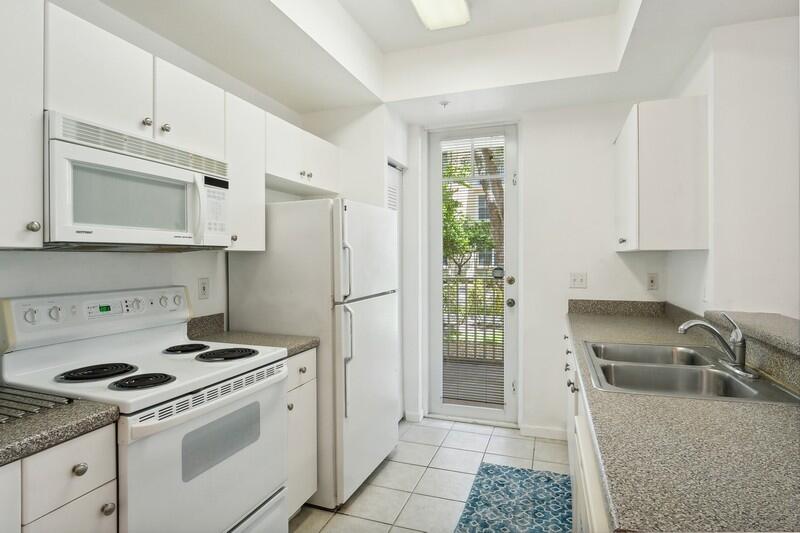 4822 Chancellor Drive, Unit 13 Jupiter, FL 33458 - Photo 9 of 20 KITCHEN