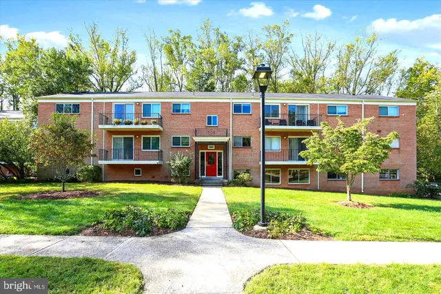 $2,145 | 10601 Weymouth Street, Unit 4, Bethesda, MD 20814