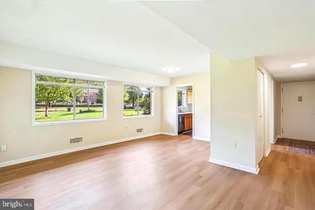 $2,145 | 10601 Weymouth Street, Unit 4, Bethesda, MD 20814