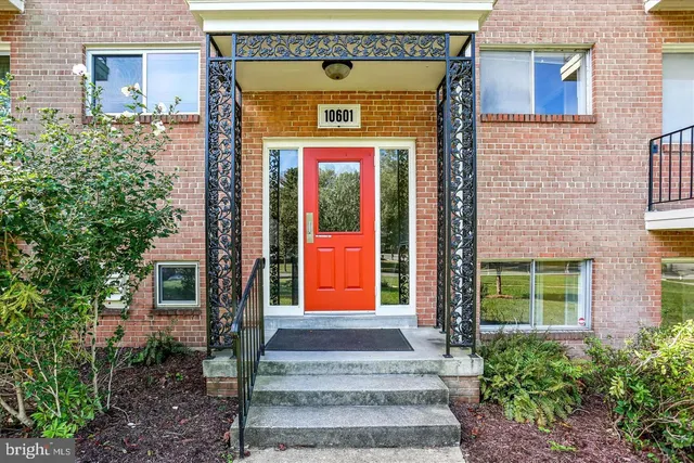 $2,145 | 10601 Weymouth Street, Unit 4, Bethesda, MD 20814