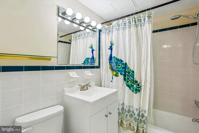 $2,145 | 10601 Weymouth Street, Unit 4, Bethesda, MD 20814