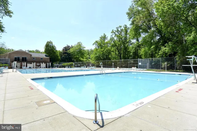 $2,145 | 10601 Weymouth Street, Unit 4, Bethesda, MD 20814