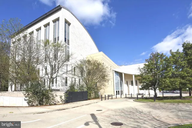 $2,145 | 10601 Weymouth Street, Unit 4, Bethesda, MD 20814