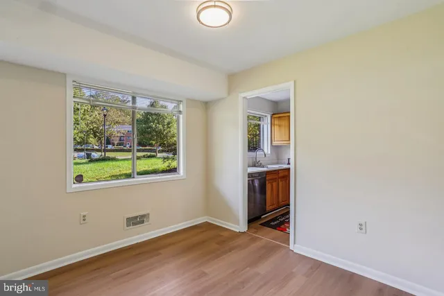 $2,145 | 10601 Weymouth Street, Unit 4, Bethesda, MD 20814