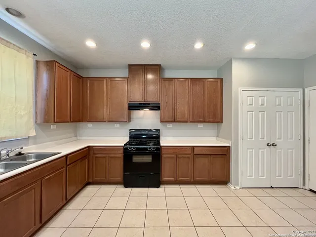 $2,375 | 2830 Zurich, San Antonio, TX 78230