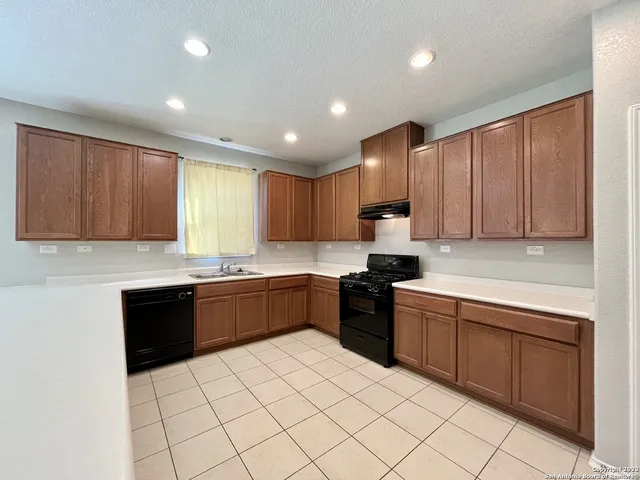 $2,375 | 2830 Zurich, San Antonio, TX 78230