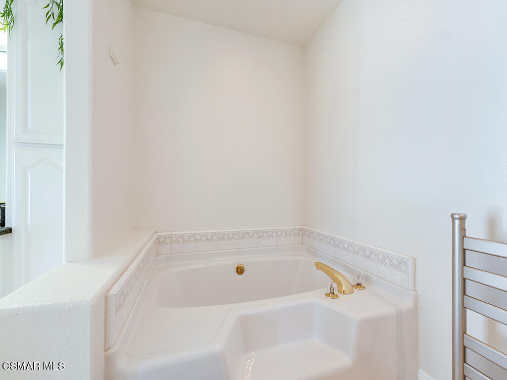 5218 Indian Hills Drive Simi Valley, CA 93063 - Photo 32 of 44 a bathroom with a bathtub